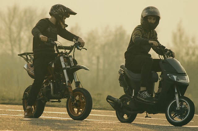 Dvaja chlapci idúci na motorkách po ceste.jpg