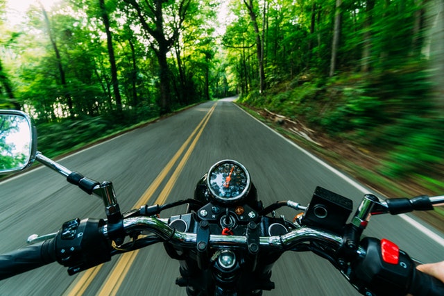 Jazda na motorke, pohľad z jazdcovej perspektívy, cesta, stromy, les.jpg