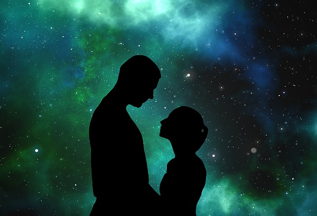 Postavy muža a ženy, ktoré stoja oproti sebe, pred nočnou oblohou.jpg